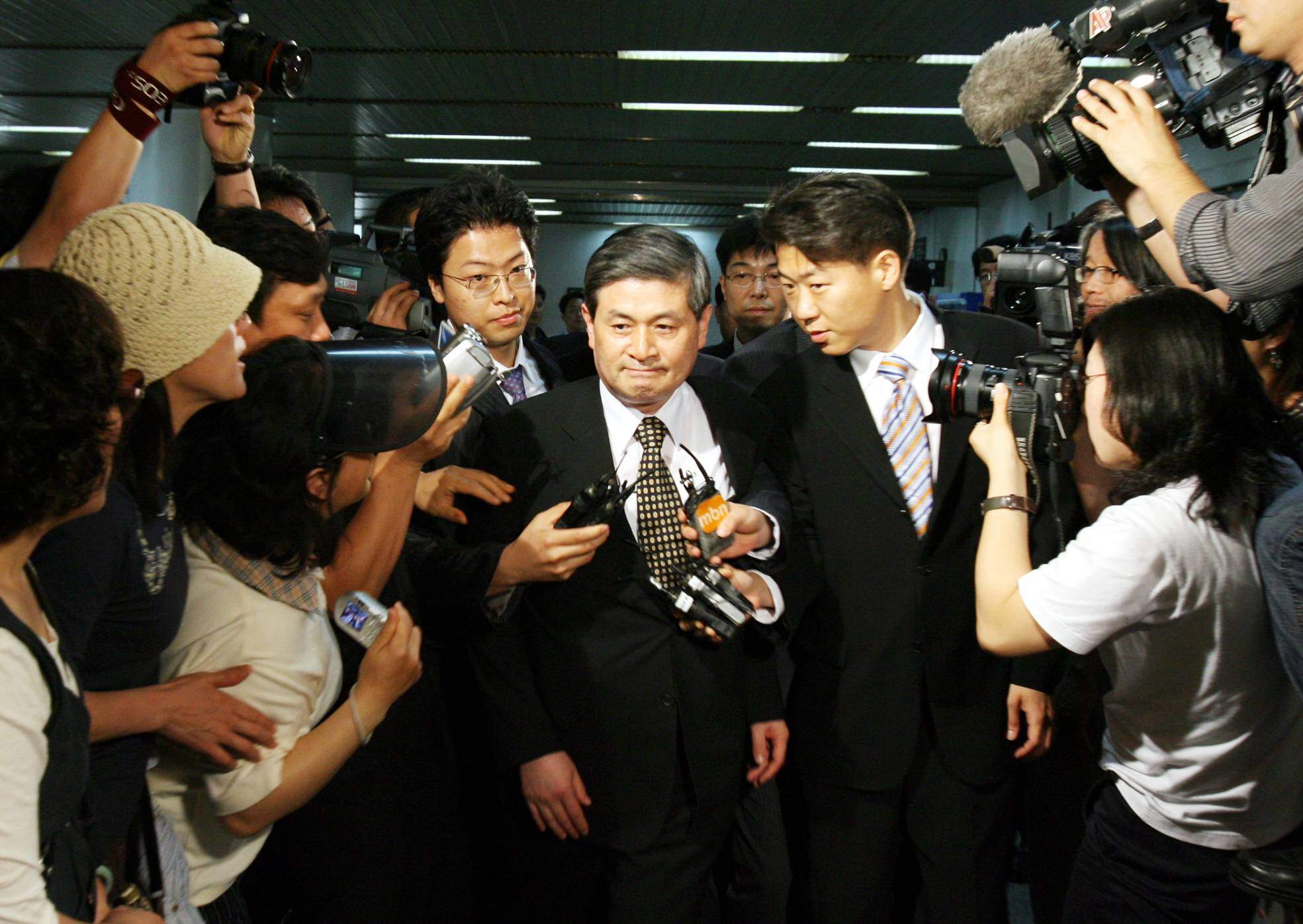 줄기세포 조작 사건 관련 특경가법상 사기혐의 등으로 불구속 기소된 황우석 전 서울대 교수의 첫 공판이 열린 2006년 6월 서울지법 대법정에서 당시 모습. 동아일보 DB