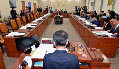 8일 국회 미래창조과학방송통신위원회는 야당 의원이 참석하지 않은 가운데 KBS 시청료 인상안을 전체회의에 상정했다. - 동아일보DB 제공