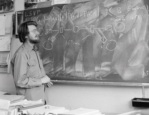 CERN에서 입자가속기를 연구하던 양자이론물리학자 존 벨은 1964년 안식년을 맞아 EPR 논문을 연구하다 ‘벨의 정리’를 발견했다. 올해는 벨의 정리 50주년이다. 1982년 CERN의 실험실에서. - CERN 제공