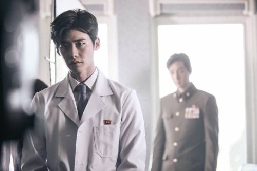 탈북자 의사의 고뇌를 그린 드라마 ‘닥터 이방인’. 현실의 탈북 과학기술인은 드라마와 달리 전문지식을 살리지 못하고 있는 것으로 밝혀졌다. - 아우라미디어 제공