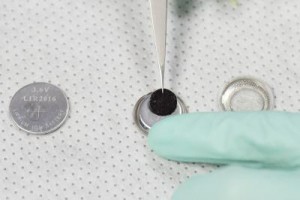 연구진이 실험에 이용한 동전 모양 배터리. 검은색 둥근 물체가 양전극이다. - SLAC National Accelerator Laboratory 제공