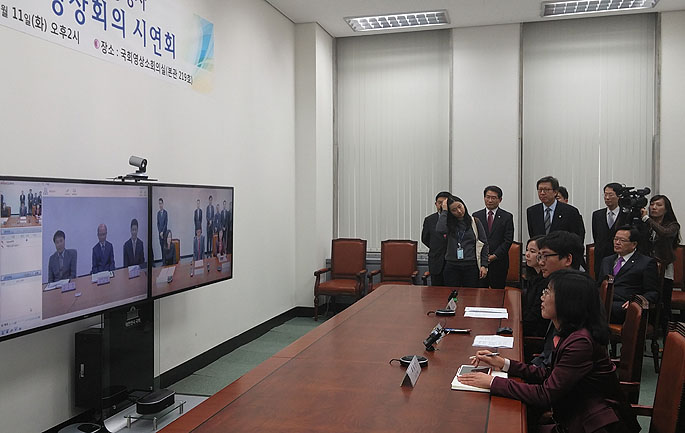 11일 국회서 개최된 국회와 세종시 기획재정부간 영상회의 시연모습. 정의화 국회의장이 회의시연 모습을 지켜보고 있다 - 한국전자통신연구원 제공