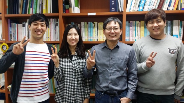 ‘함수암호’를 무력화시키며 암호학계의 신예로 떠오른 이창민 연구원(왼쪽). 이 연구원은 건축학과를 다니다 중간에 수학으로 전공을 바꿨다. 그는 지도교수인 천정희 서울대 수리과학부 교수(오른쪽에서 두 번째)에 대해 “함수암호 연구를 시작한 건 교수님 덕분”이라고 말했다. - 천정희 교수 제공