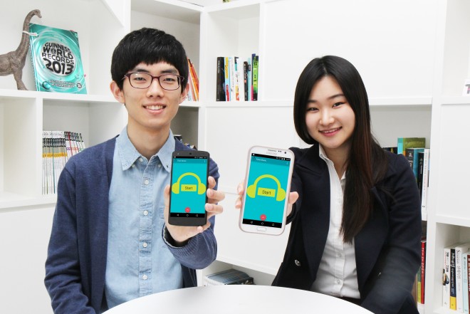 지난해 성균관대 ‘융합앱공모전’에서 ‘얼굴 작곡가’ 앱으로 대상을 받은 선우연, 김현지 씨. - 최영준 기자 제공