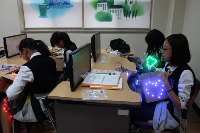 인천계수중학교에서 SW를 활용해 LED를 제어하는 수업을 하고 있는 모습. - 한국과학창의재단 제공