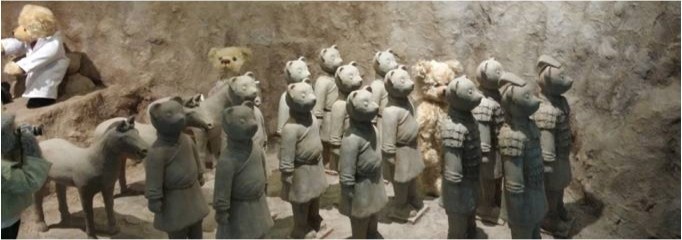 제주 테디베어 박물관의 한 전시품 모습. 진시황제의 토우 속에도 테디베어가 숨어있다. - 제주=신선미 기자, vamie@donga.com 제공
