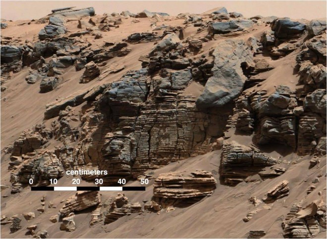 큐리오시티가 탐사한 게일 분화구 ‘감춰진 계곡’ 영역. 퇴적암처럼 보이는 암석들이 눈에 띈다. - NASA 제공