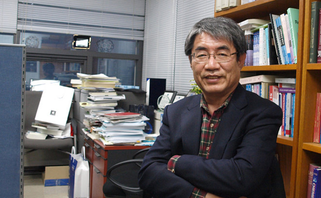 인터뷰에 나선 이덕환 교수는 우리 사회가 순발력의 시대에서 사고력의 시대로 전환해야 한다며 “과학적 소양과 인문학적 소양이 필요한 시대”라고 주장했다. - (주)동아사이언스 제공