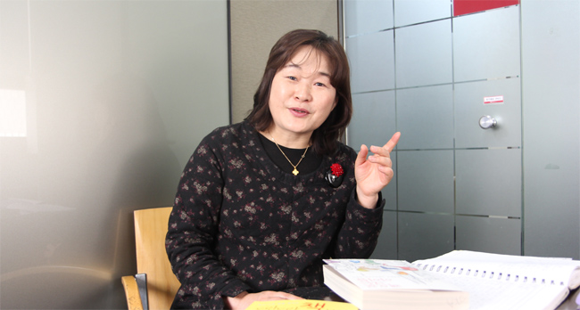 청소년 대상으로 함께 읽는 독서모임 운동을 하고 있는 백화현 학도넷 공동대표 - (주)동아사이언스 제공