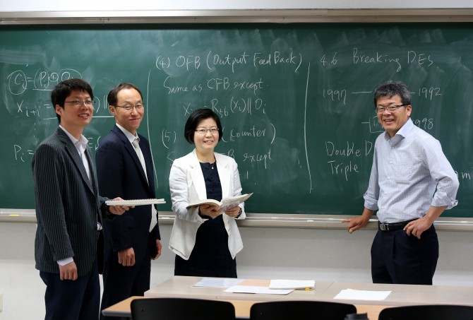올여름 서울대 수리정보과학과 1기 졸업생이 될 검사 3인방. 왼쪽부터 주민철, 이환기, 신교임 검사와 이들을 가르치는 김명환 수리과학부 교수. 이들은 “처음에 수학 수업을 들었을 때 ‘멘붕’에 빠졌었다”면서 “매주 치러지는 쪽지시험 덕분에 이제는 디지털포렌식에 필요한 웬만한 수학 개념은 이해하는 수준이 됐다”고 말했다. - 장승윤 기자 tomato99@donga.com 제공