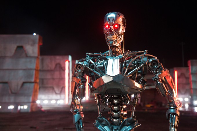 다음주 개봉하는 영화 ‘터미네이터: 제니시스’에 등장하는 터미네이터 T-3000. 인간보다 뛰어난 초지능을 보유하고 인간을 위협한다. 터미네이터는 1984년 1편 개봉 이후 인공지능의 대명사로 자리 잡았다. - 롯데엔터테인먼트 제공