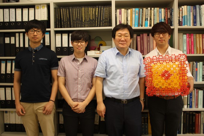 세계 최초로 제올라이트를 설계하고 합성하는 데 성공한 포스텍 연구진. 왼쪽부터 최현준, 민정기 연구원과 홍석봉 교수, 신지호 박사. - 포스텍 제공