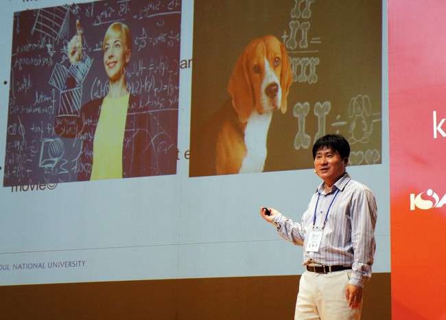 강명주 교수가 대한민국 산업수학주간 포럼에서 강연을 하고 있다 - 동아사이언스 제공