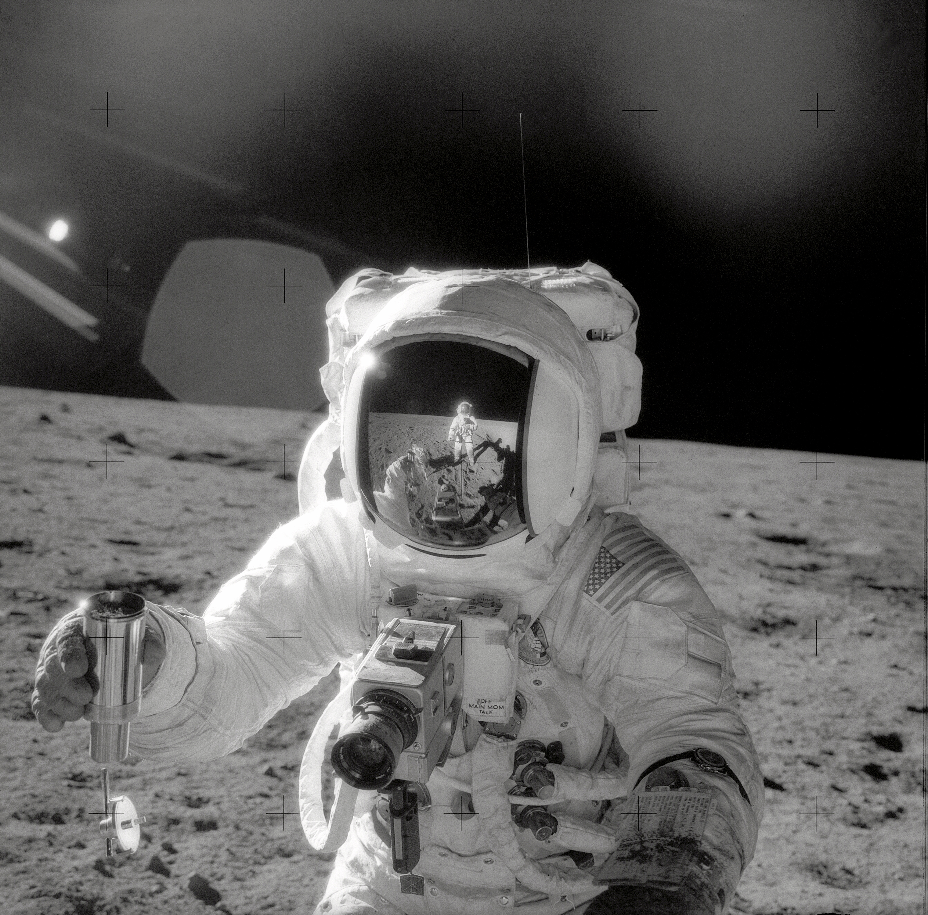 아폴로 미션 수행 중 달 표면에서 채취한 토양 샘플을 들고 있는 우주인의 모습.