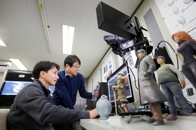 연구진이 3D 모델의 다양한 기능성을 검증, 보정하는 시뮬레이션 도구를 선보이고 있다. - 한국전자통신연구원 제공