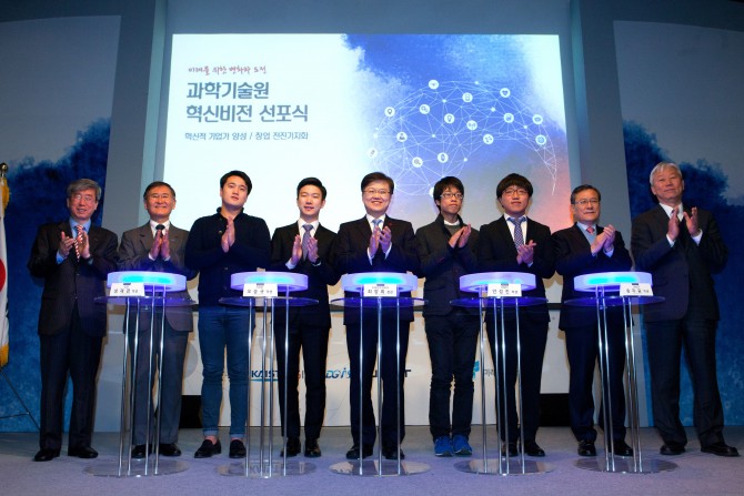 과학기술원 혁신비전 선포식에 참석한 관계자들이 박수를 치고 있다. 왼쪽부터 문승현 광주과학기술원(GIST) 총장, 강성모 한국과학기술원(KAIST) 총장, 성재경 GIST 학생, 오승규 KAIST 학생, 최양희 미래창조과학부 장관, 안성진 대구경북과학기술원(DGIST) 학생, 송우윤 울산과학기술원(UNIST) 학생, 신성철 DGIST 총장, 정무영 UNIST 총장. - 미래창조과학부 제공