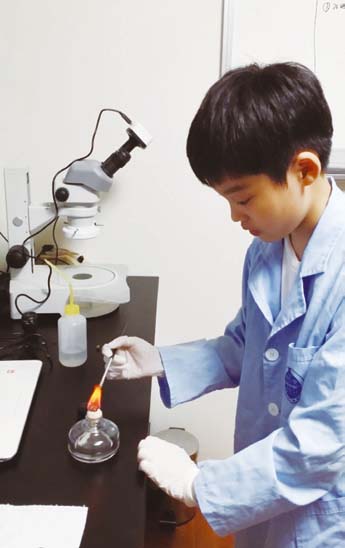 자기 방에 꾸며놓은 실험실에서 실험 중인 윤관우 기자. - 현수랑 기자 제공