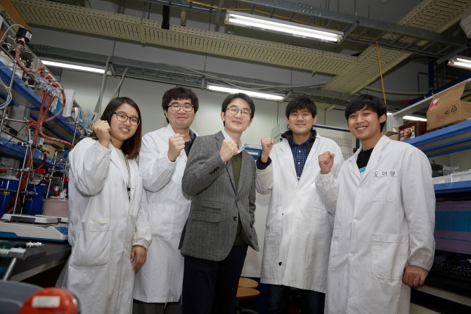 정윤석 UNIST 교수팀의 모습. (왼쪽부터) 최영은 연구원, 남영진 연구원, 정윤석 교수, 박건호 연구원, 오대양 연구원. - UNIST 제공