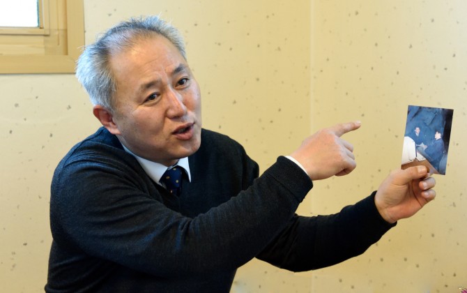 주기범 소장이 93년에 찍은 옛 사진을 들어 설명하고 있다. - 한국건설기술연구원 제공