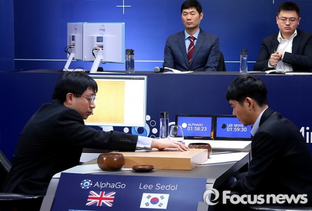 바둑기사 이세돌 9단이 12일 오후 서울 종로구 포시즌스호텔에서 구글 딥마인드 챌린지 매치, 인공지능 바둑프로그램 알파고와의 세번째 대국을 하고 있다. - 구글, 포커스뉴스 제공