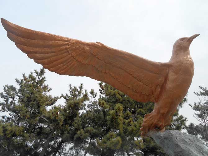 주문진등대 앞에 자리한 안택규 작가의 작품, 바다의 벗 - 고기은 제공