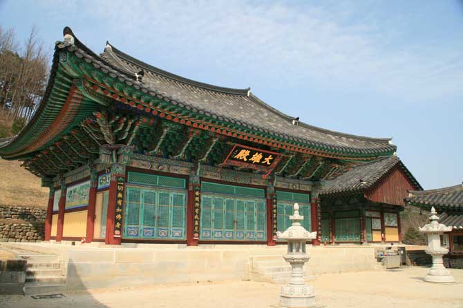 전국 4대 사찰의 하나인 건봉사. 대웅전에서 마음을 가다듬는 시간을 가져본다. - 고종환 제공