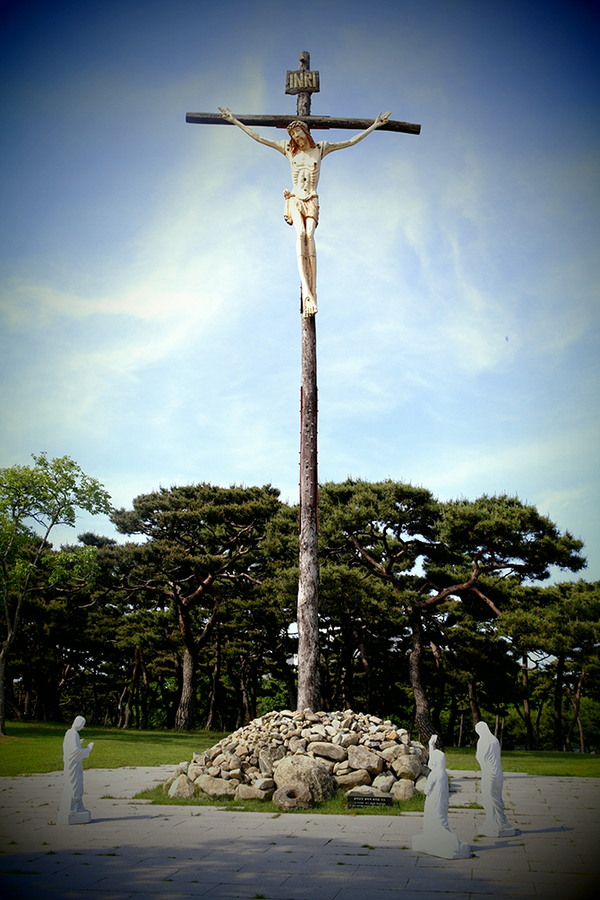 마음을 숙연케 하는 십자가에 못박힌 예수상. - 고기은 제공