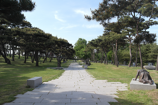십자가의 길은 슬픔의 길, 고난의 길, 고통의 길을 뜻한다.울창한 소나무 숲이 고단한 마음을 보듬어주는 듯하다. - 고기은 제공