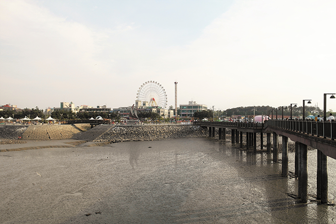 함상공원, 해양테마과학관, 놀이시설, 수산물시장 등을 갖추고 있는 삽교호 관광지. - 고기은 제공