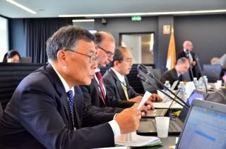 ITER 국제기구의 이사회 의장을 맡고 있는 남궁원 포항공대 명예교수가 15일(현지 시간)부터 이틀 간 프랑스 생폴레뒤랑스에서 열린 제18차 이사회 회의를 앞두고 개회사를 검토하고 있다. - ITER 국제기구 제공