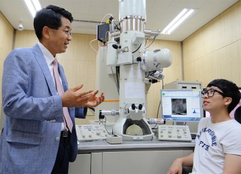 현택환 단장이 나노입자 연구단 연구원과 최근 실험 중인 연구에 대해 격이 없이 의견을 주고 받고 있다. - IBS 제공