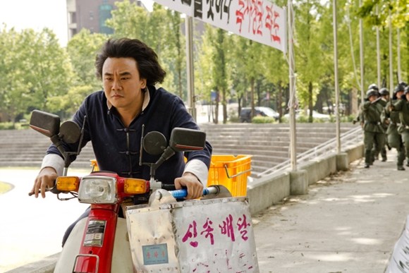 영화 ‘강철대오: 구국의 철가방’의 한 장면 - 롯데엔터테인먼트 제공