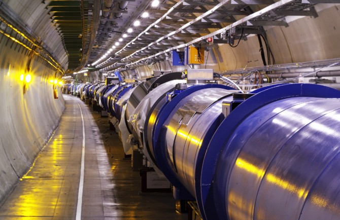 유럽입자물리연구소(CERN)의 대형강입자충돌기(LHC). 2009년부터 가동되기 시작한 LHC는 2035년까지 운영될 예정이다. - CERN 제공