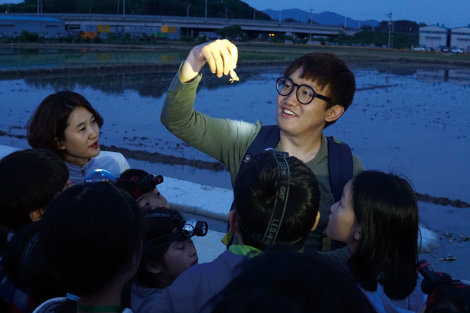 올 봄 배윤혁 연구원은 수원청개구리 현장교육을 진행했다. - 어린이과학동아 제공