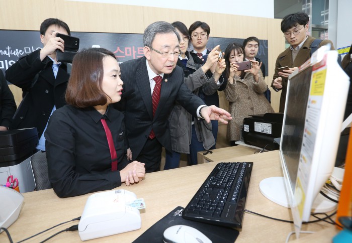 최성준 방통위원장이 SK텔레콤 대리점을 방문해 신분증 스캐너 운영상황을 점검하는 모습(위)와 최근 온라인 매장에서 공지한 신분증 스캐너 관련 안내문. - 방통위, 온라인 커뮤니티 제공