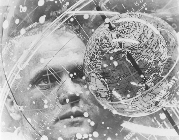 존 글렌이 1962년 플로리다주 군사 기지에서 비행 훈련 도구를 바라보고 있다. - NASA 제공