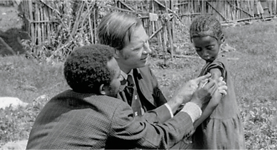 1970년대 아프리카에서 헨더슨(가운데)과 동료가 한 아이에게 천연두 백신을 접종하고 있다. WHO 제공