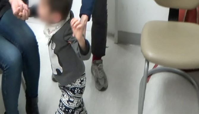 수현이는 병명도 모르는 유전질환을 앓고 있다. 혼자 걸을수도, 말을 할 수도 없는 증상을 갖고 있지만 의료진으로부터