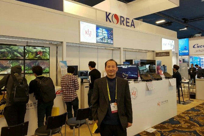 김성규 KIST 로봇·미디어연구소 영상미디어연구단 책임연구원이 5일(현지 시간)부터 4일간 미국 라스베이거스에서 열린 국제전자제품박람회(CES)에서 단독 전시 중인 무안경 3D 디스플레이 기술 부스 앞에서 웃고 있다. - KIST 제공