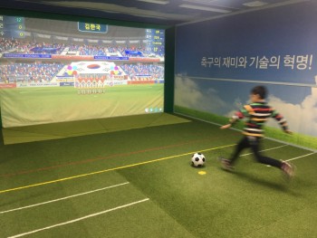 서울 옥수초 VR스포츠교실 축구 시간의 모습. - 한국전자통신연구원 제공