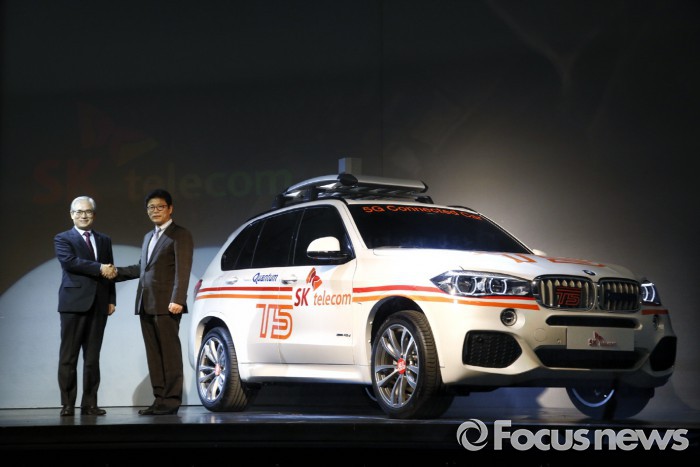 난 15일 인천 영종도 BMW 드라이빙센터에서 김효준 BMW 사장(왼쪽)과 이형희 SK텔레콤 사업총괄이 5G 단말기를 탑재한 커넥티드 카 T5를 공개하는 모습. - BMW 그룹 코리아 제공
