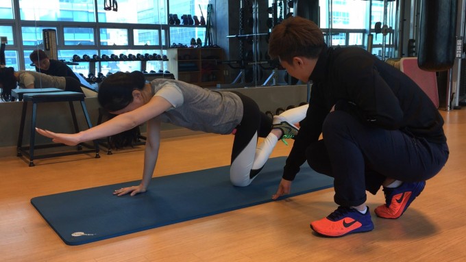 피트 검사 과정. 트레이너가 시키는 동작을 수행하며 각 부위 관절과 근육의 움직임 기능을 평가한다. 피험자가 동작을 수행하는 동안 트레이너는 0~3점의 척도로 움직임의 기능을 평가한다. - 권예슬 기자 yskwon@donga.com 제공