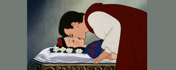 백설공주는 백마탄 왕자가 나타나 해독 ‘키스’ 한 방으로 깨어난다. - ⓒDisney 제공