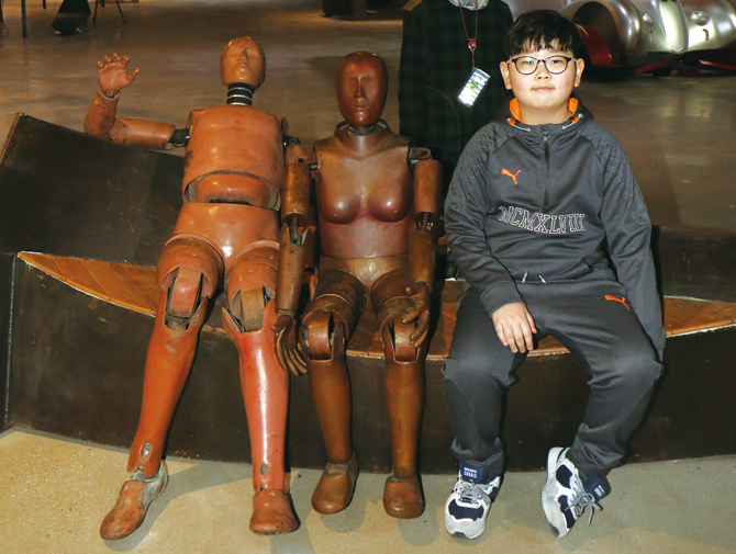 자동차 충격 실험을 할 때 사용되는 모형 인형인 ‘더미’와 정세헌 친구. - 김정 기자 제공