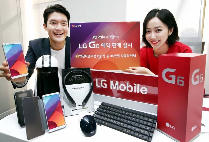 LG전자 모델이 서울 스퀘어에서 LG G6 예약판매 행사를 소개하고 있다. - LG전자 제공