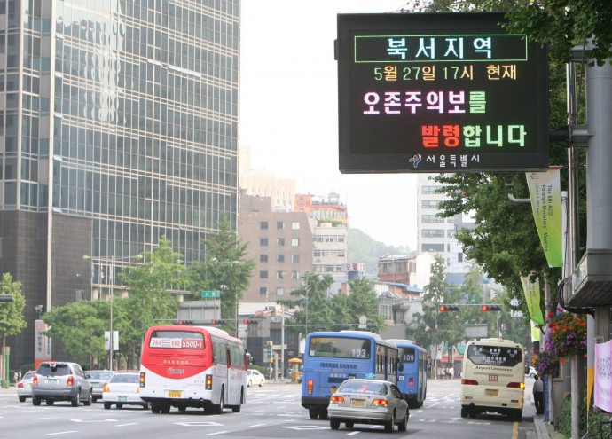 2015년 5월 27일 오존주의보가 발령됐을 당시의 거리 전광판. 오존주의보는 오존 농도가 0.12ppm 이상인 상태가 한 시간 이상 지속될 때 발령된다. - 동아일보DB 제공