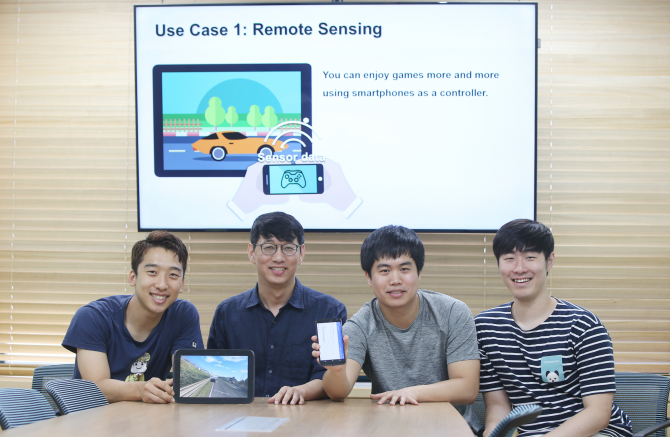 신인식 KAIST 교수가 연구원들과 함께 새로 개발한 ‘모바일 플러스’를 시연해 보이고 있다. - KAIST 제공