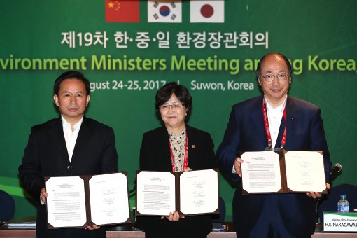 25일 수원에서 열린 제19차 한·중·일 환경장관회의에서 3국의 환경 관계부처 장관들이 채택한 공동합의문을 들고 있다. - 동아일보 제공