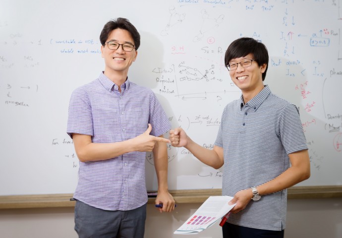 장봉수 교수(왼쪽)와 박준표 연구원(오른쪽)이 가위바위보 게임을 하며 이번 연구를 설명하고 있다. - UNIST 제공