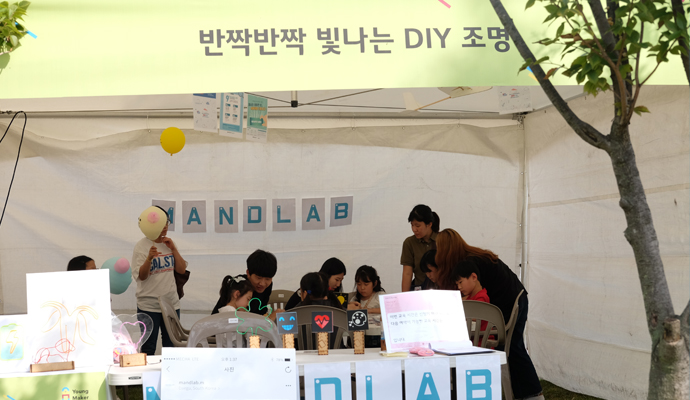 조명 만들기나 캔들 만들기, 액체괴물 만들기 등 특히 누구나 좋아하는 아이템을 만드는 부스는 인기가 많아 금방 자리가 꽉 찼다. - 염지현 제공